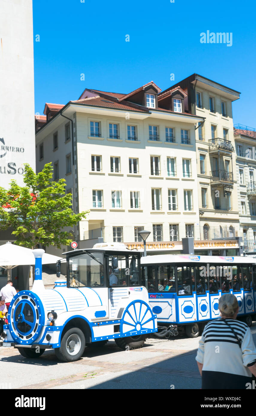 Fribourg, FR / Suisse / 30 mai 2019 : le bleu et blanc mini train traverse Fribourg Banque D'Images