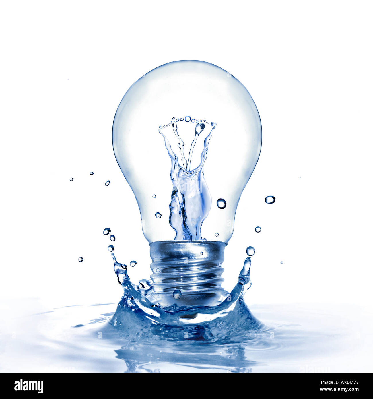 Concept de l'énergie. Ampoule électrique avec de l'eau et splash isolated  on white Photo Stock - Alamy