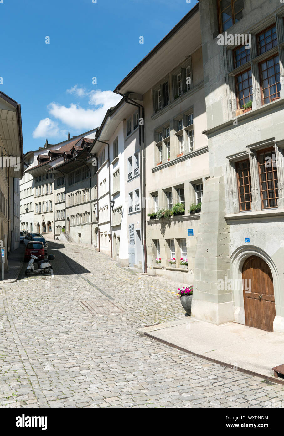 Fribourg, FR / Suisse - 30 mai 2019 : histoirc rues pavées et les bâtiments de la vieille ville Banque D'Images