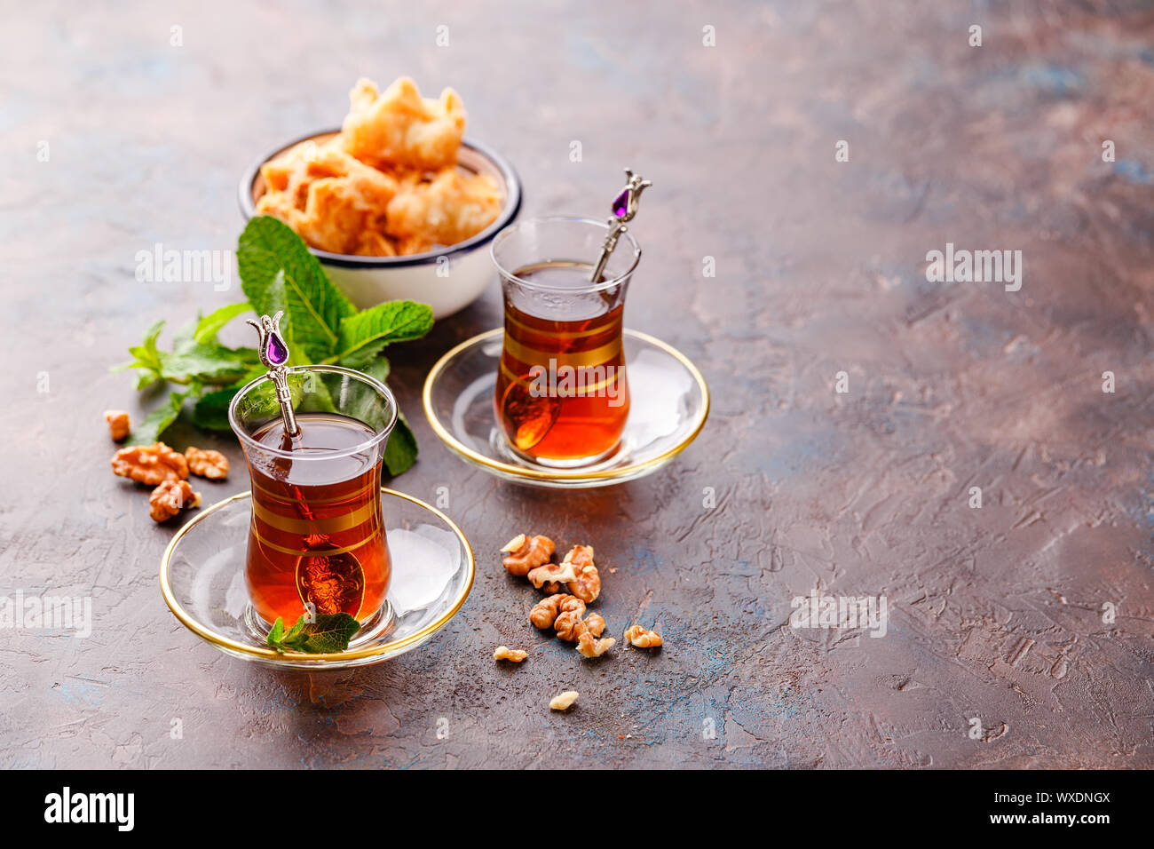 L'arabe turc traditionnel dessert et un verre de thé à la menthe Banque D'Images