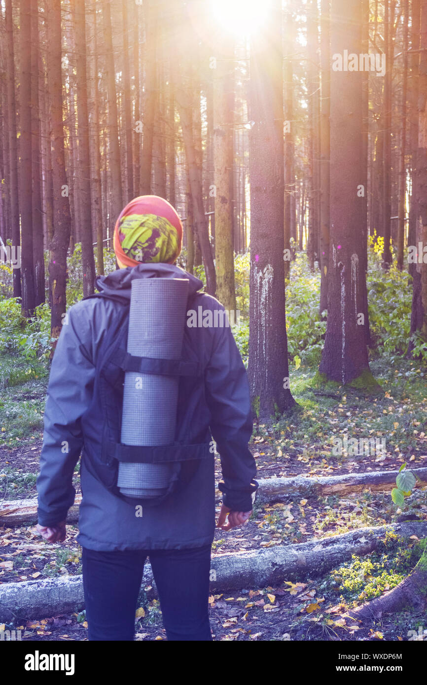 Voyageur avec un sac à dos et la mousse se tient dans la forêt Banque D'Images