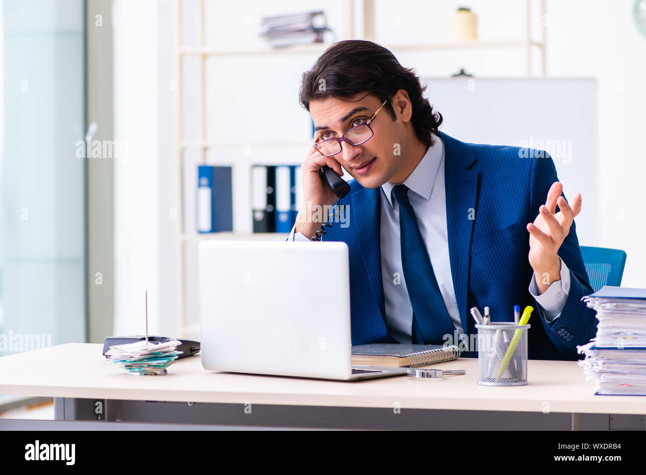 Young businessman sitting et travaillant au bureau Banque D'Images