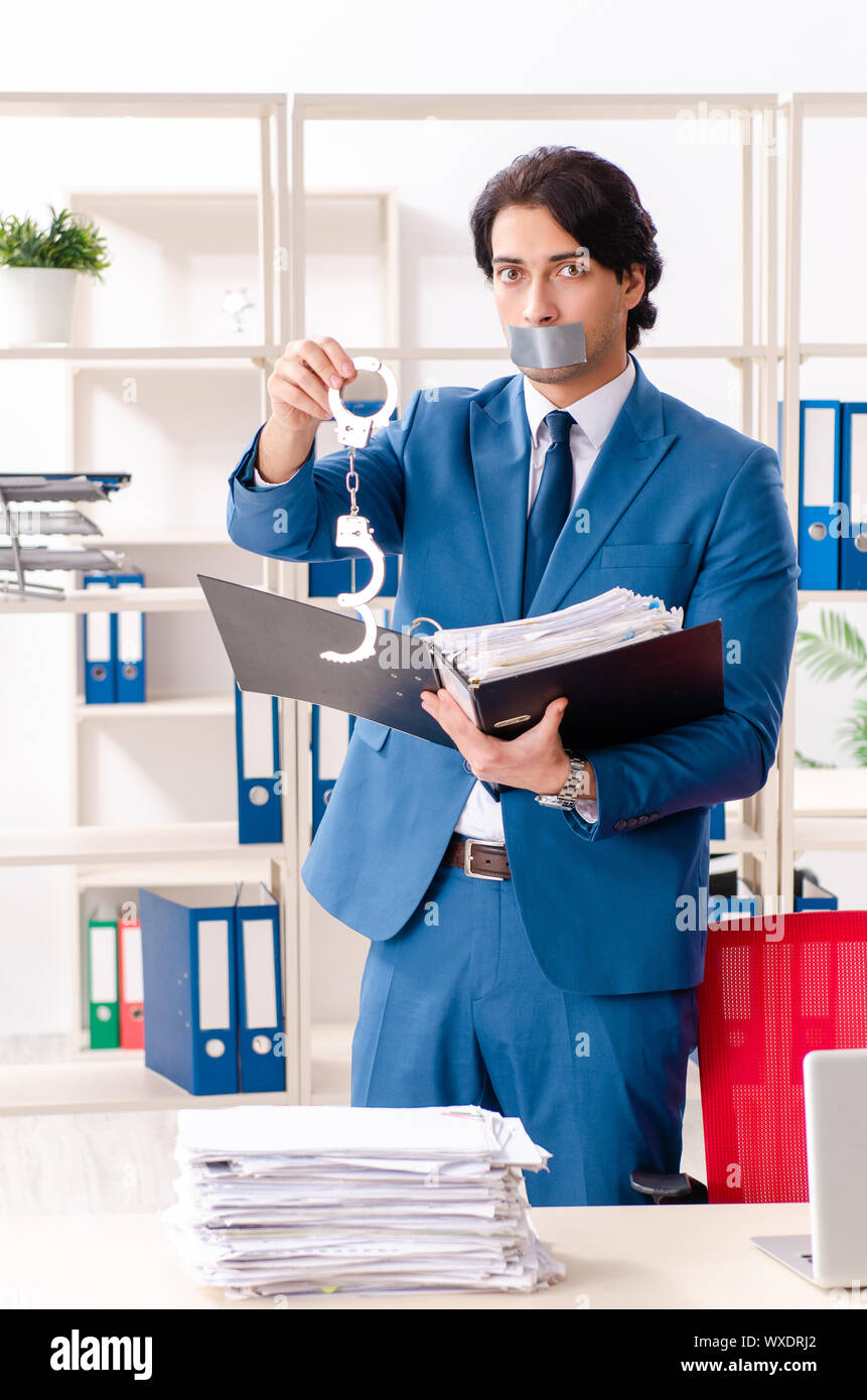 Jeune homme avec du ruban adhésif sur la bouche Banque D'Images