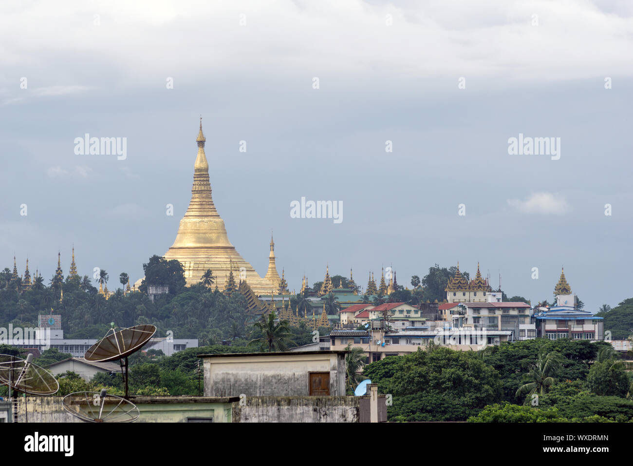 Yangon City Scene avec pagode Shwedagon à distance - Myanmar (Birmanie) Banque D'Images
