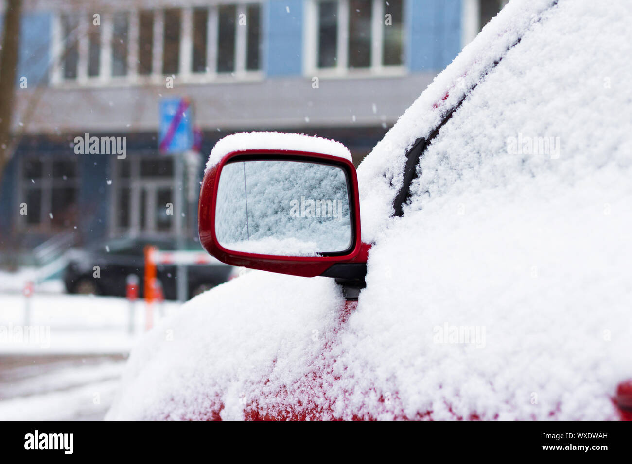Voiture couverte de neige sur le stationnement en hiver Banque D'Images