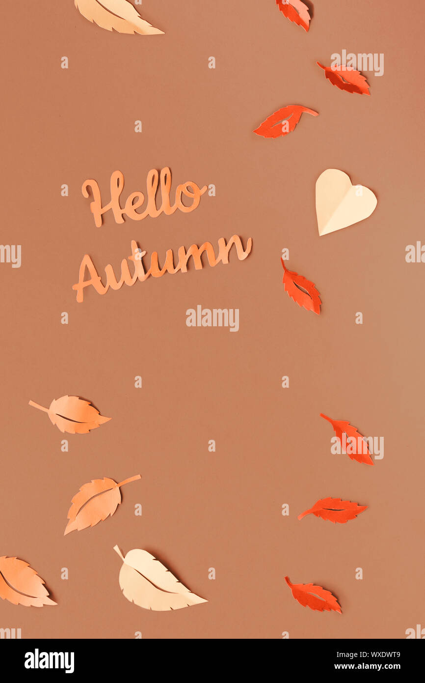 Créations en papier, feuilles d'automne jaune et rouge, télévision jeter sur papier bleu fond, du texte 'Bonjour' Banque D'Images