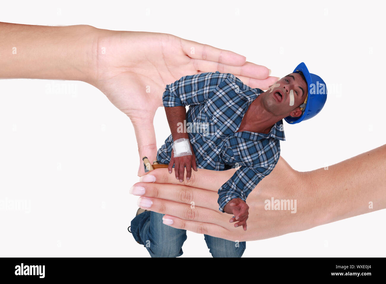 Photo-montage d'un homme d'être écrasé par les mains d'une femme Banque D'Images
