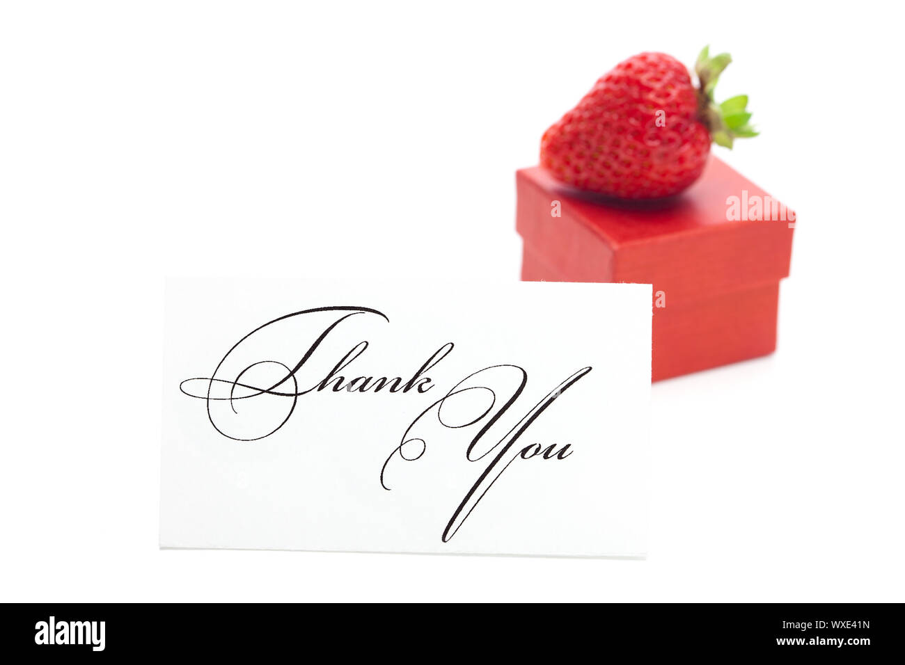 Boîte cadeau rouge, carte de remerciement et fraises isolated on white Banque D'Images