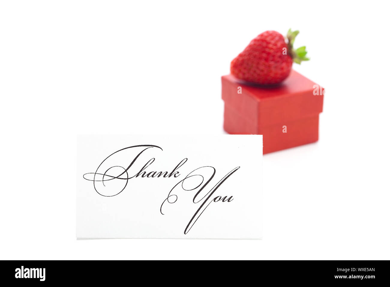 Boîte cadeau rouge, carte de remerciement et fraises isolated on white Banque D'Images