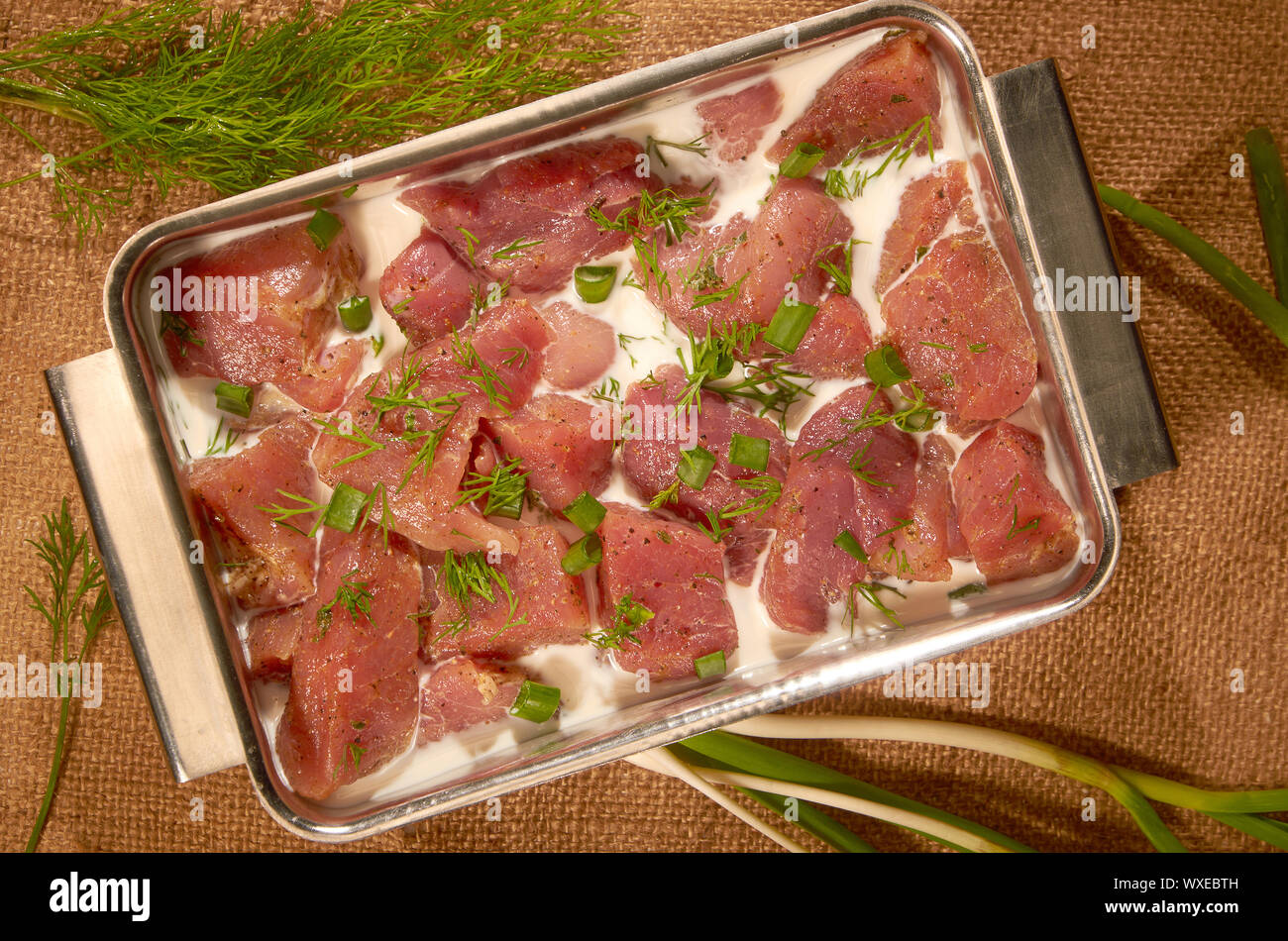 Mariné dans le lait et les herbes Banque D'Images