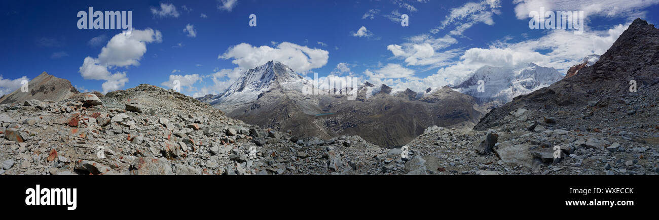 Vaste panorama paysage de montagne dans la cordillère centrale Blanca dans les Andes du Pérou Banque D'Images