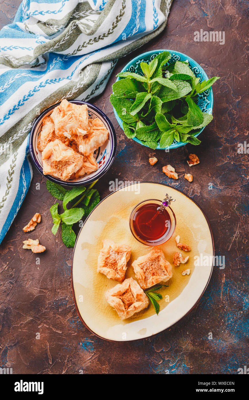 L'arabe turc traditionnel dessert et un verre de thé à la menthe Banque D'Images