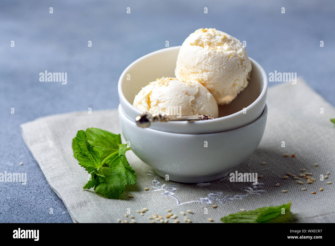 La crème glacée artisanale avec des boules de graines de sésame. Banque D'Images