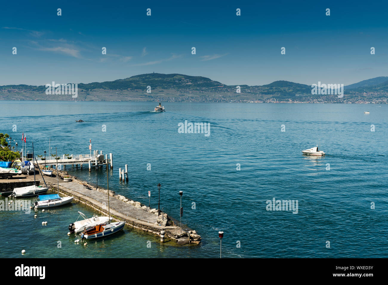 Saint-Gingolph, VS / Suisse - 31 mai 2019 : les navires entrant et quittant le port de Saint-Gingolph Banque D'Images