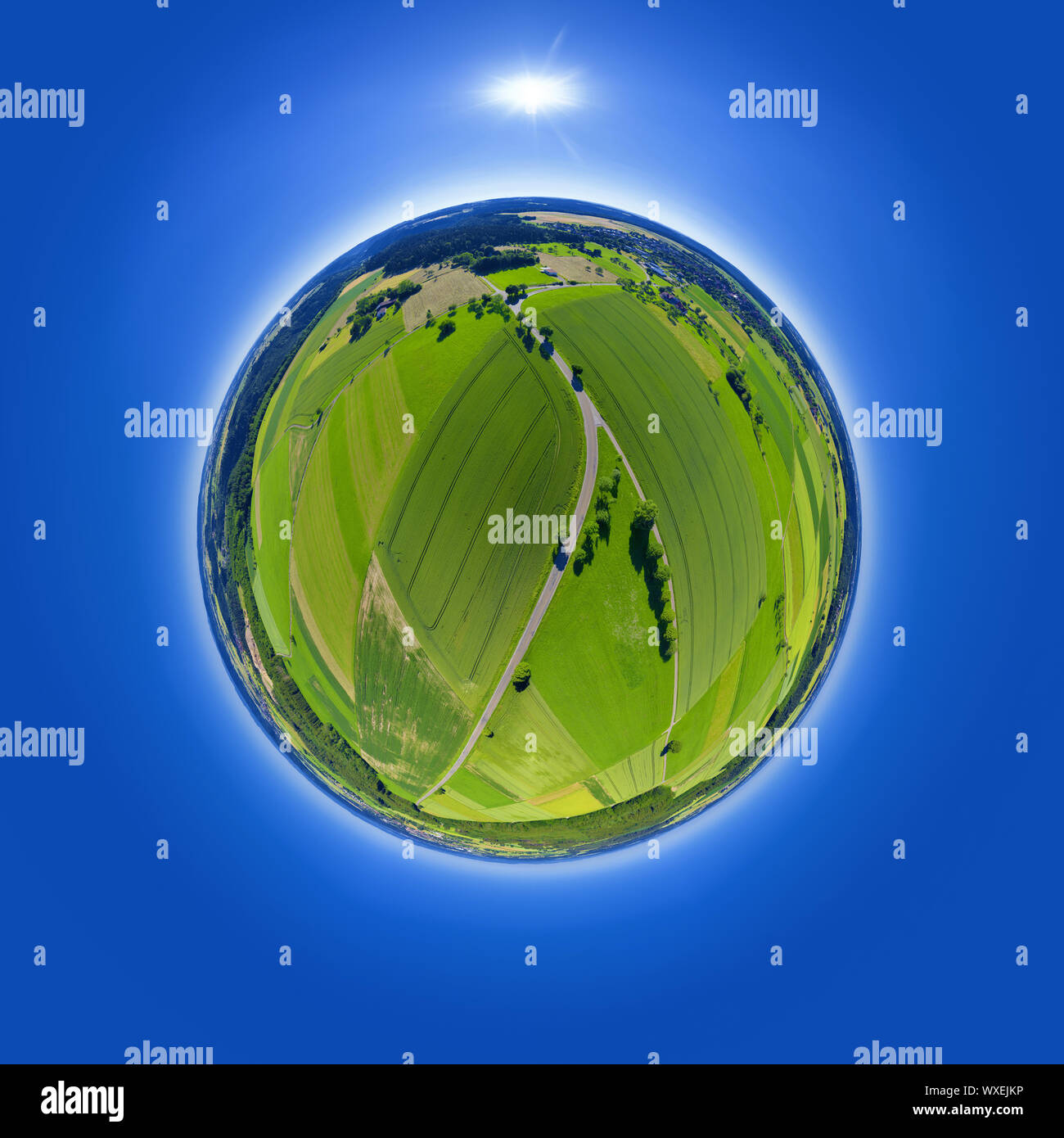 Petite Planète rural fields and road Banque D'Images