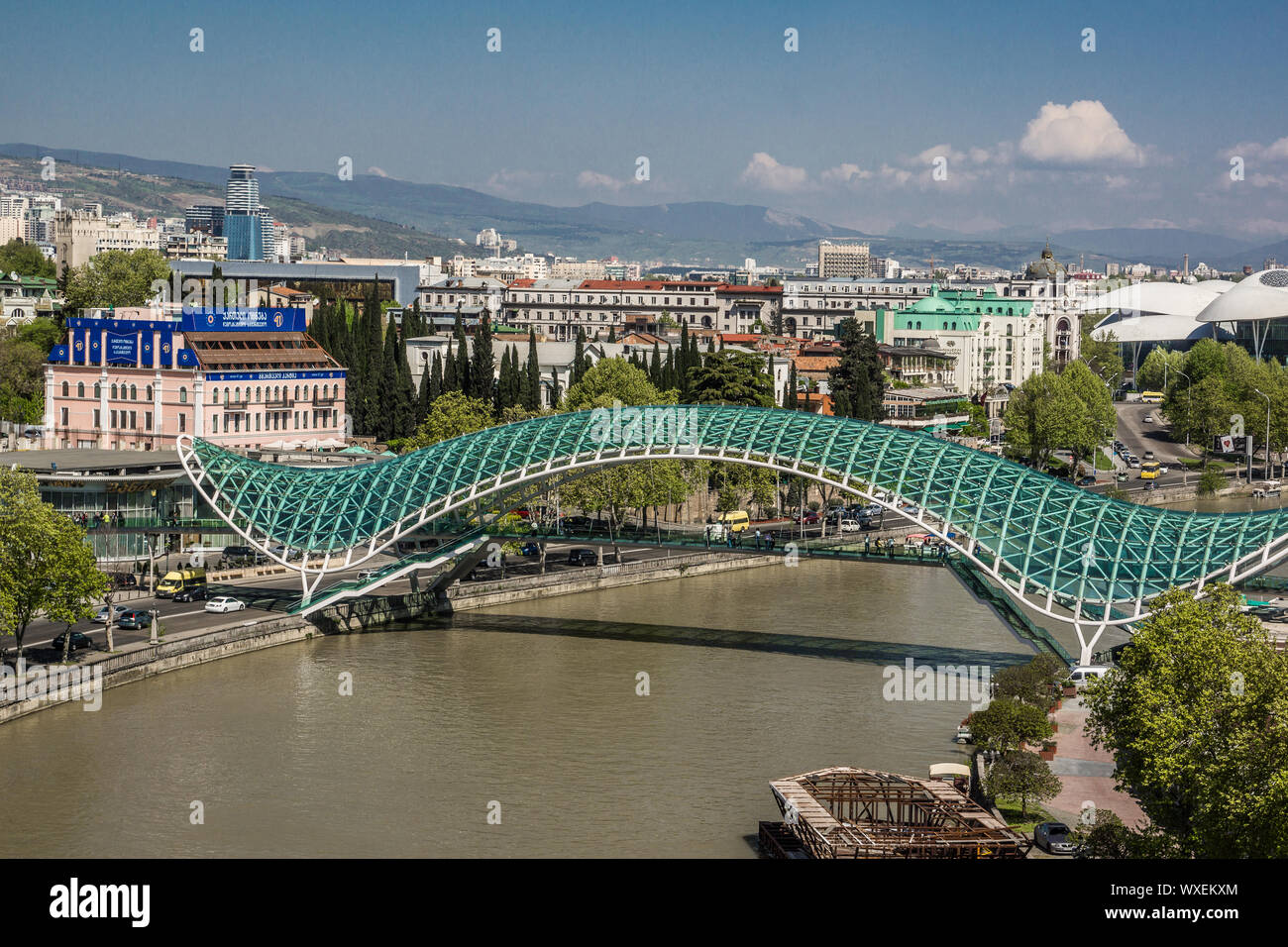 Pont sur la paix de la rivière Kura à Tbilissi Banque D'Images