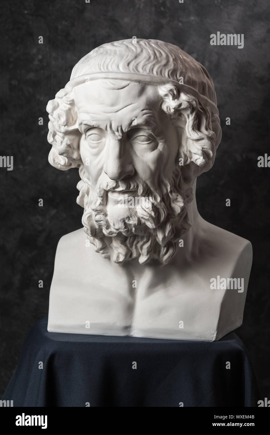 Copie de l'ancienne statue de gypse de la tête d'Homère sur fond texturé noir. Sculpture en plâtre face à l'homme. Banque D'Images