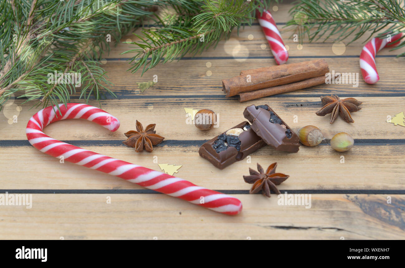Canne de Noël, chocolat et épices dans la décoration de Noël sur la table en bois Banque D'Images