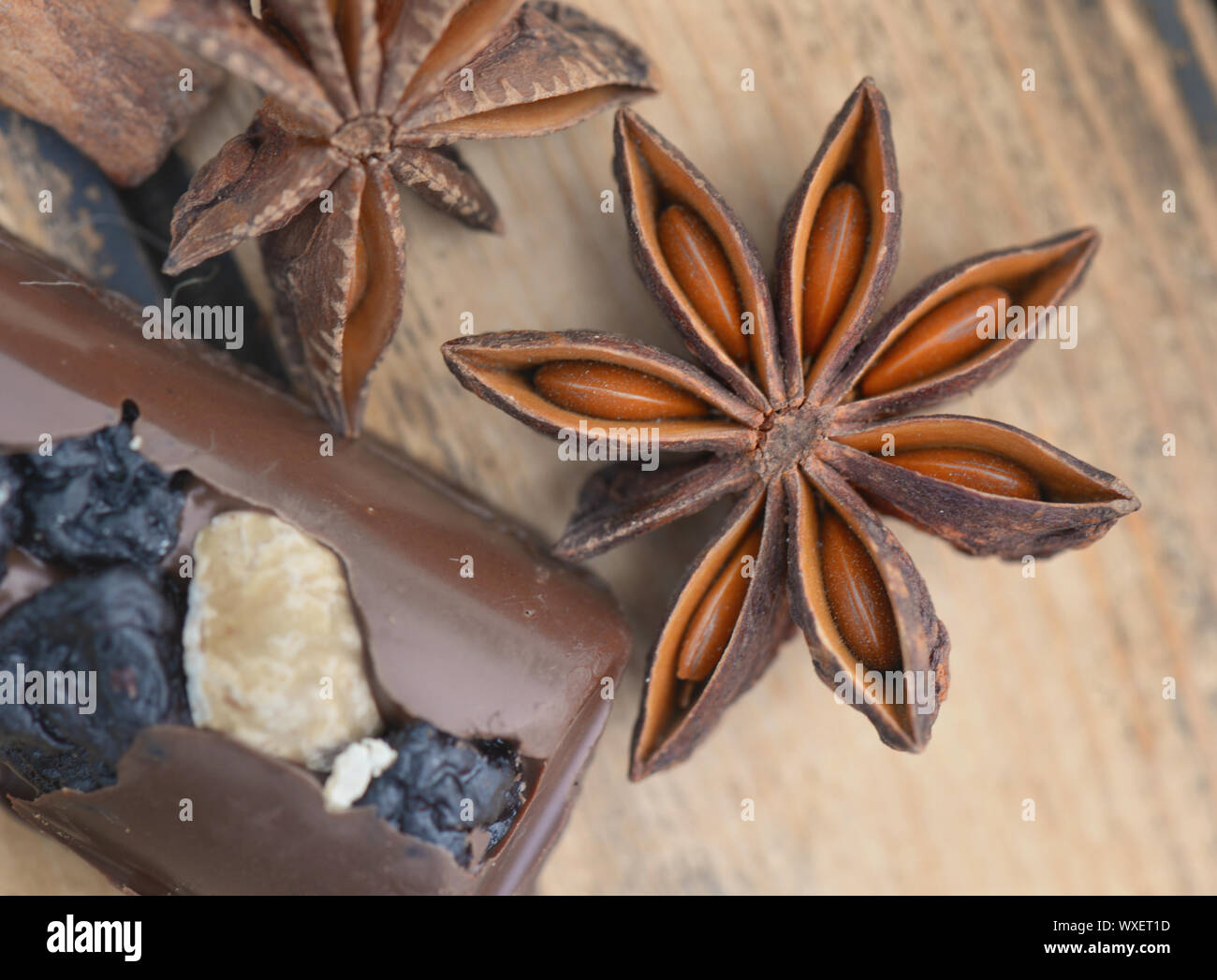 Près de l'anis étoilé avec chocolat sur fond de bois brun Banque D'Images