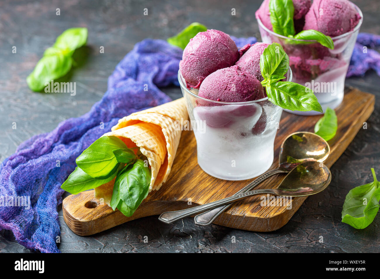 Blueberry fait maison avec de la crème glacée au basilic. Banque D'Images