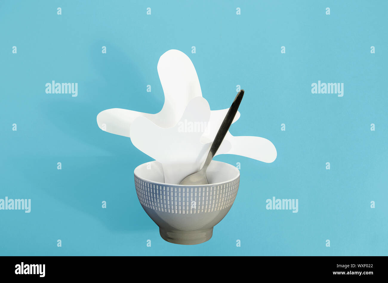 Régime de nourriture créative concept alimentation saine lait photo splatter dans la plaque avec cuillère sur fond bleu Banque D'Images