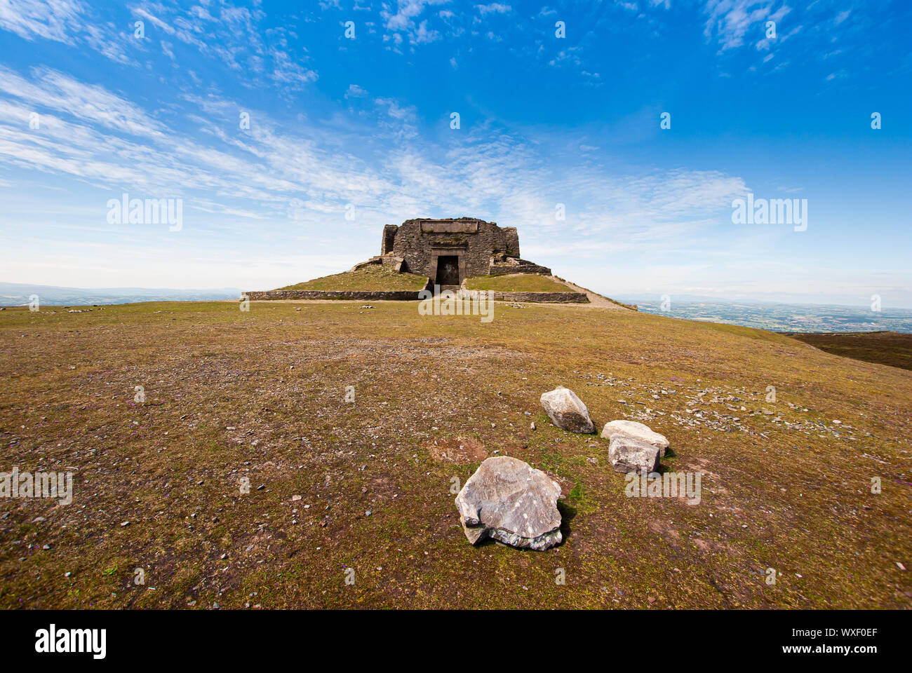 Moel Famau et les vestiges de la tour du Jubilé en haut Banque D'Images