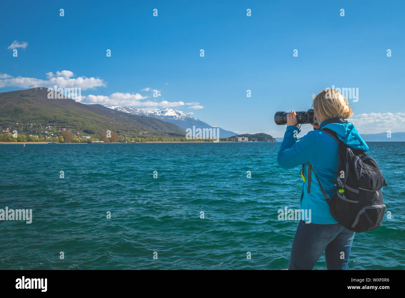 Backpacker femelle avec un appareil photo Banque D'Images