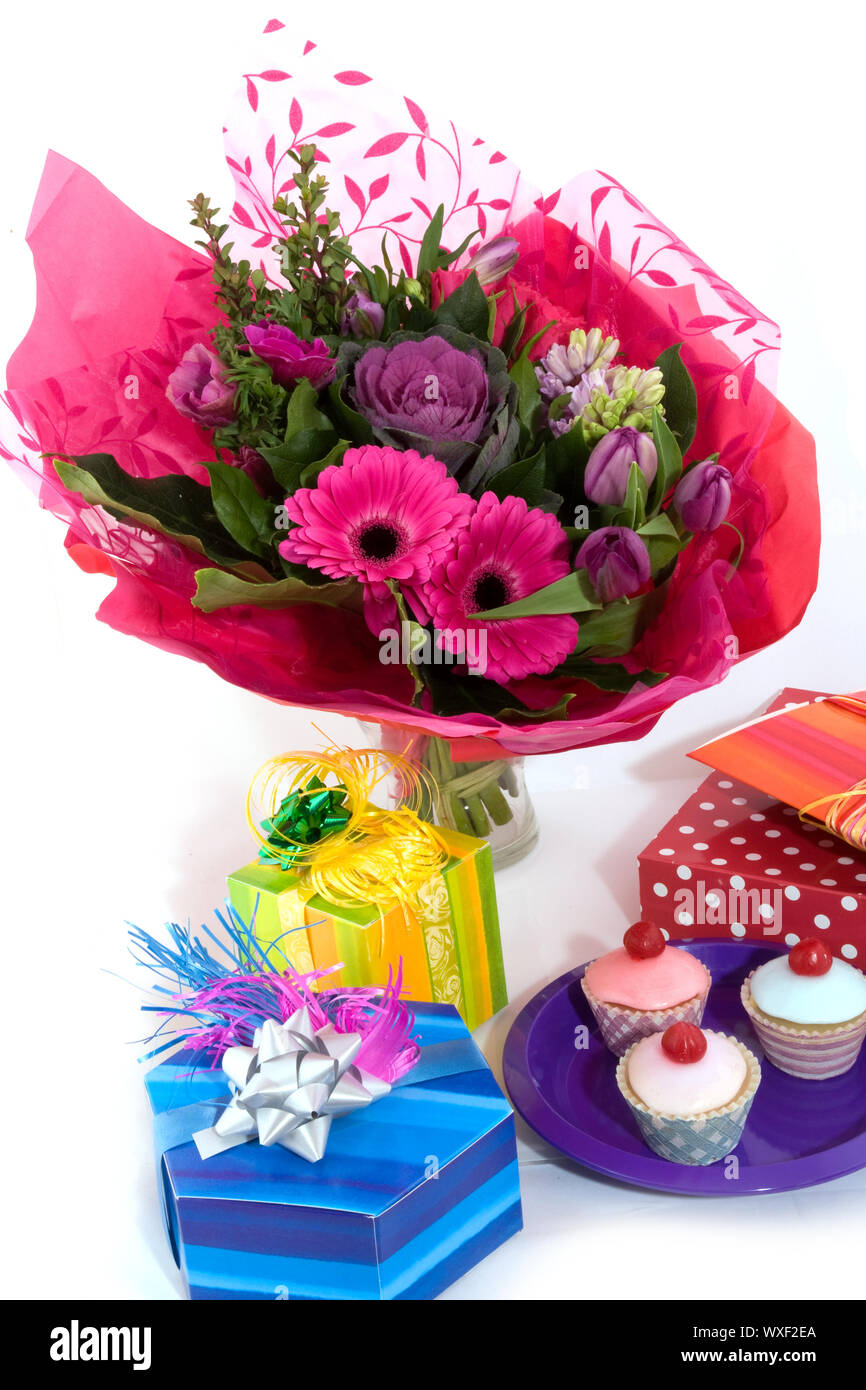 Joyeux Anniversaire Avec Des Fleurs Et Des Gateaux Fantaisie Presente Photo Stock Alamy Joyeux Anniversaire Avec Des Fleurs Et Des Gateaux Fantaisie Presente Photo Stock Alamy