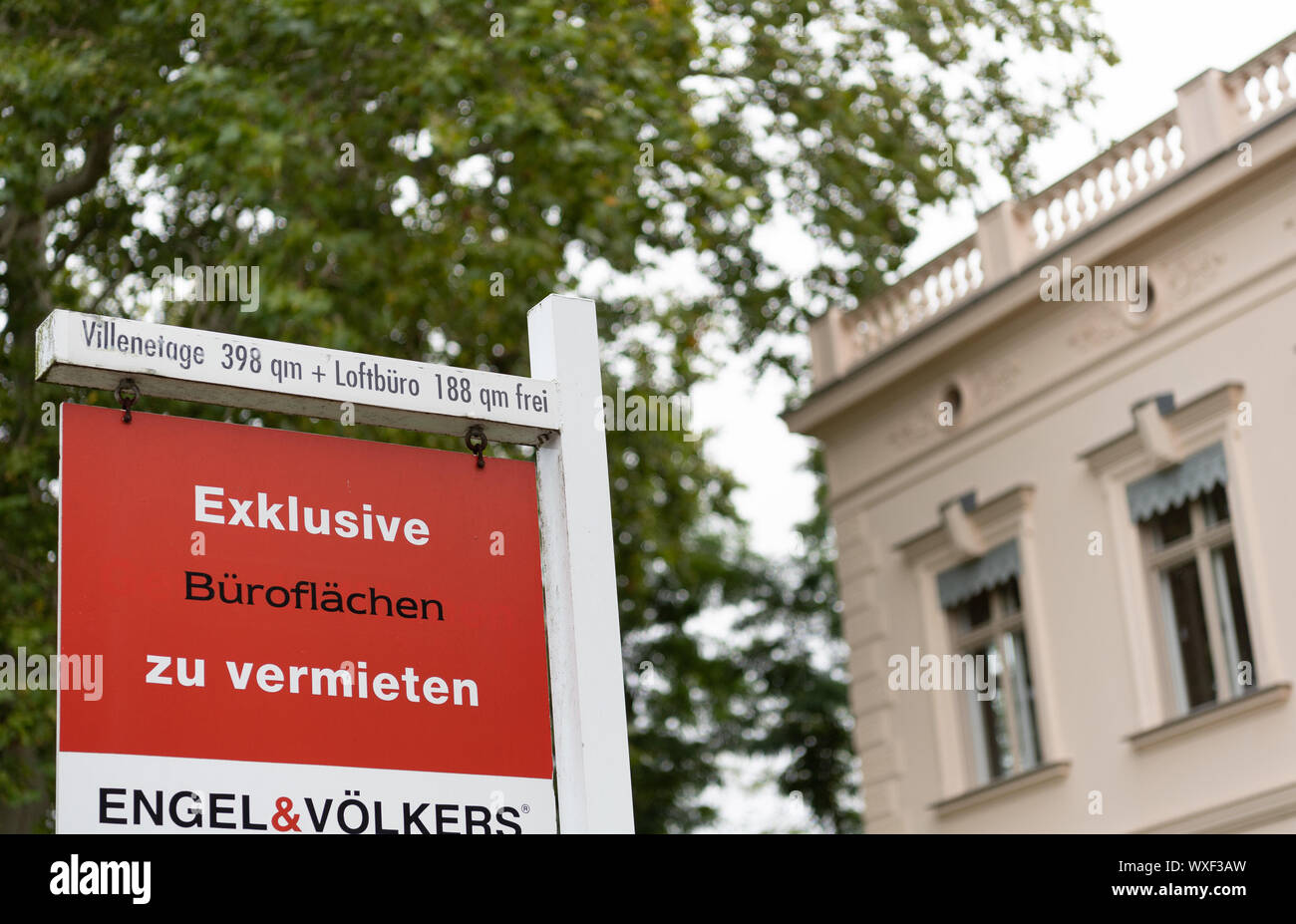 Potsdam, Allemagne. 16 Sep, 2019. Exclusif "l'espace de bureau à louer. Villenetage Loftbüro und' est écrit sur un panneau de la société immobilière Engel & Völkers en face d'une villa. Credit : Soeren Stache/dpa-Zentralbild/dpa/Alamy Live News Banque D'Images
