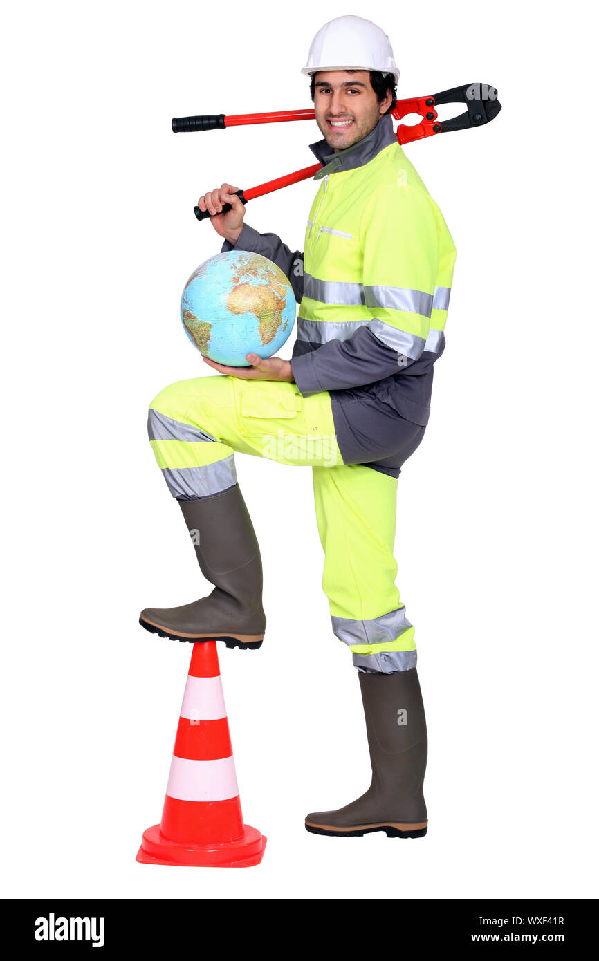 Commerçant tenant un globe et une clé à tube Banque D'Images