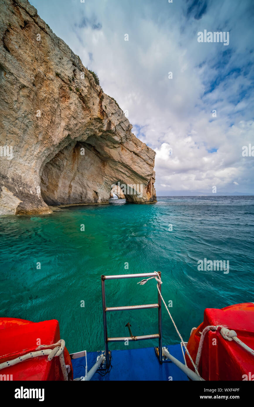 Bateau de tourisme navigation loin des Grottes Blue Banque D'Images