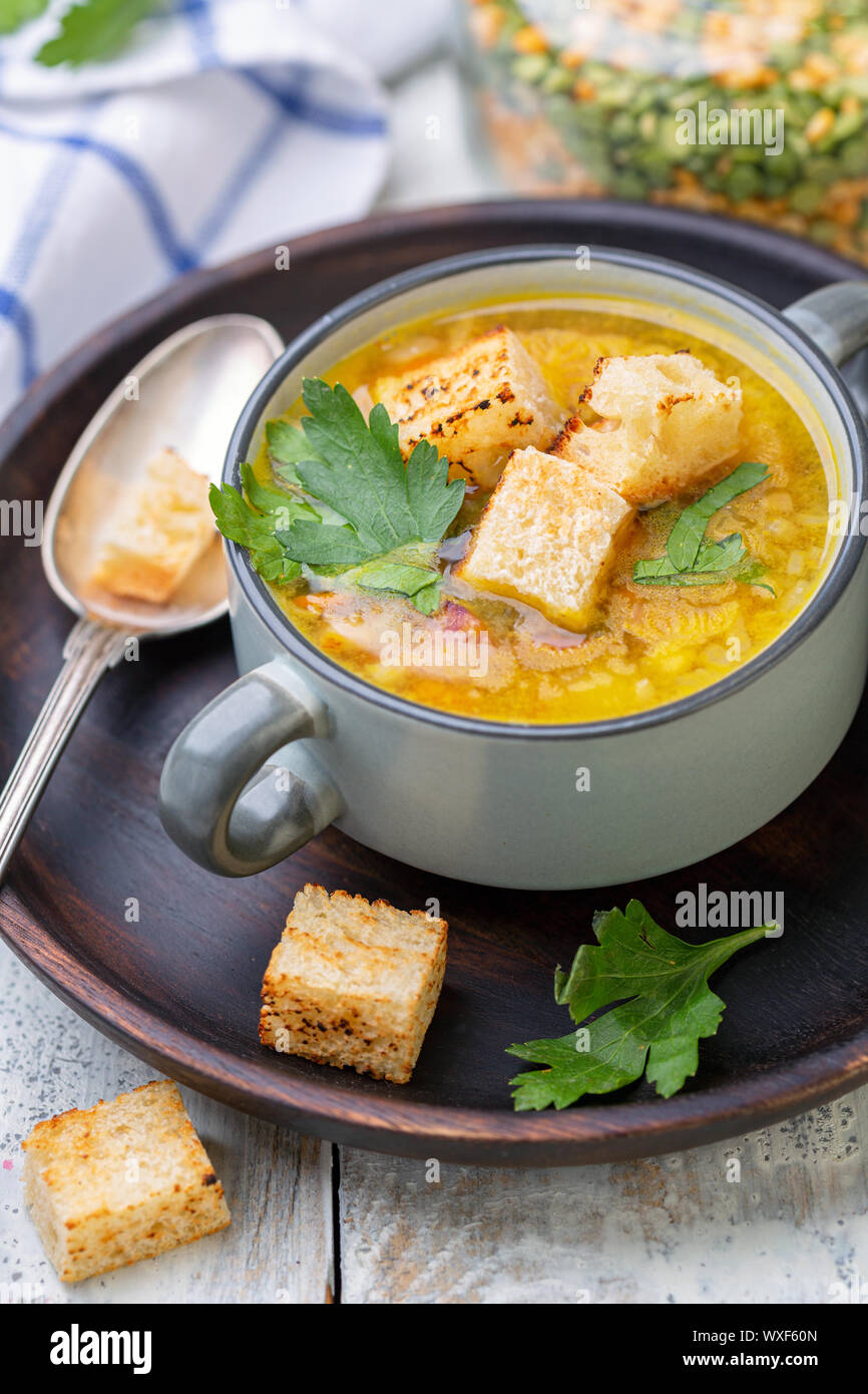 Soupe aux pois et jambon dans un bol Banque de photographies et d ...