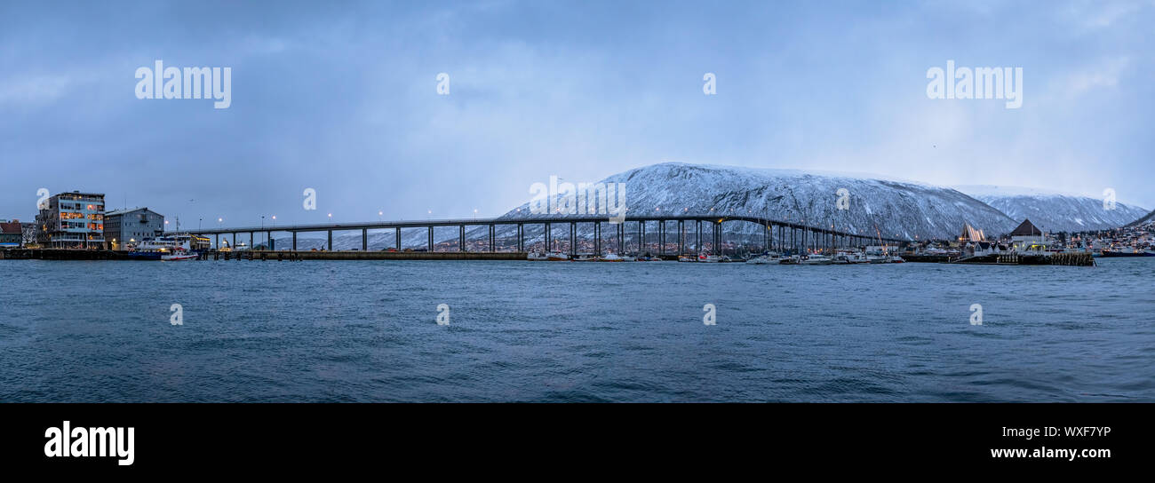 Tromso célèbre pont à travers le détroit d'Tromsoysundet Banque D'Images