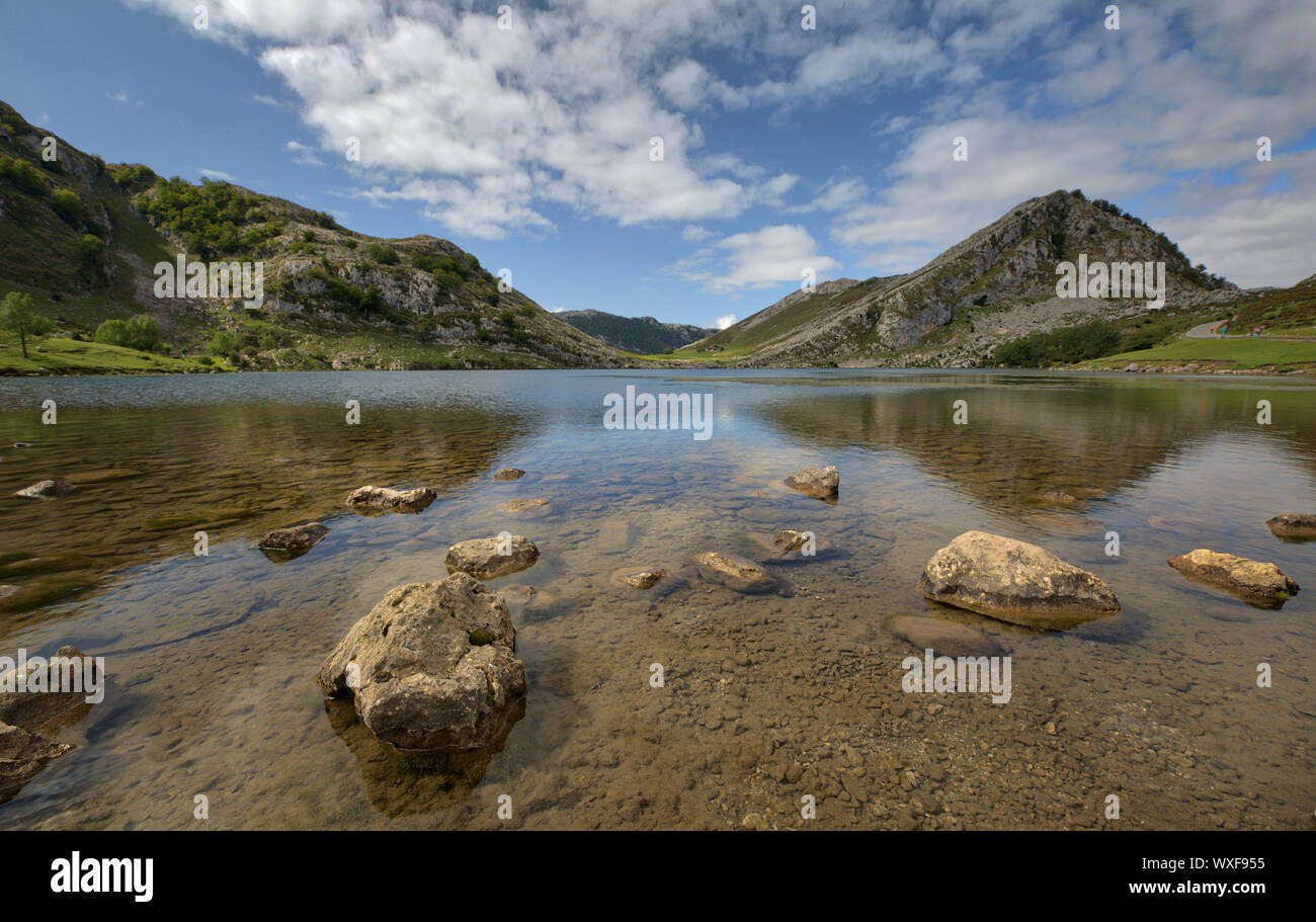 Les Lacs de Covadonga panorama angulaire ultra Banque D'Images