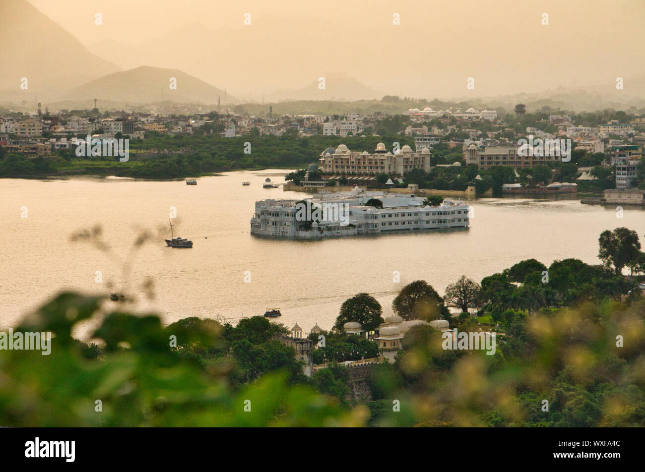 La vision du patrimoine Hôtel de Ambarai Ghat, le lac Pichola, Udaipur Vieille Ville, Rajasthan, Inde Banque D'Images