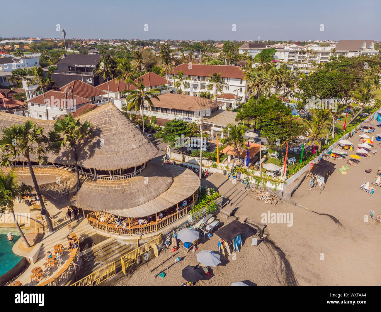 26.07.2019 Bali, Indonésie : Bali Beach Club finlandais Batu Balong beach, la célèbre plage de surf Point chaud sur Bali Banque D'Images