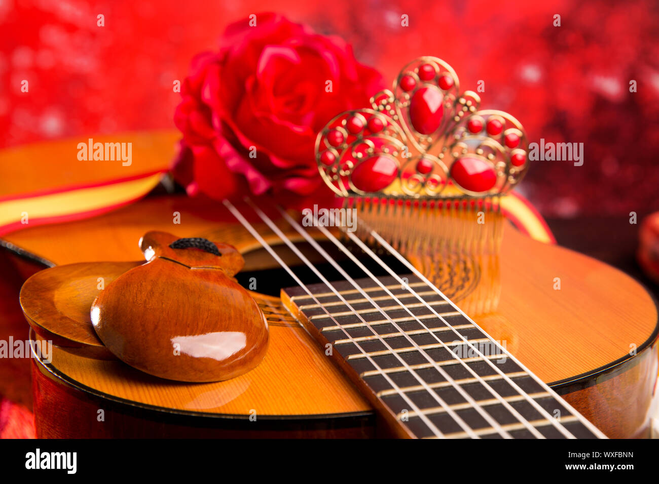 Guitare classique flamenco espagnol avec des éléments comme les  castagnettes et comb Photo Stock - Alamy