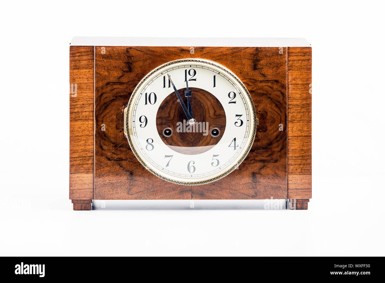 Photo historique de l'horloge en bois sur fond blanc Banque D'Images