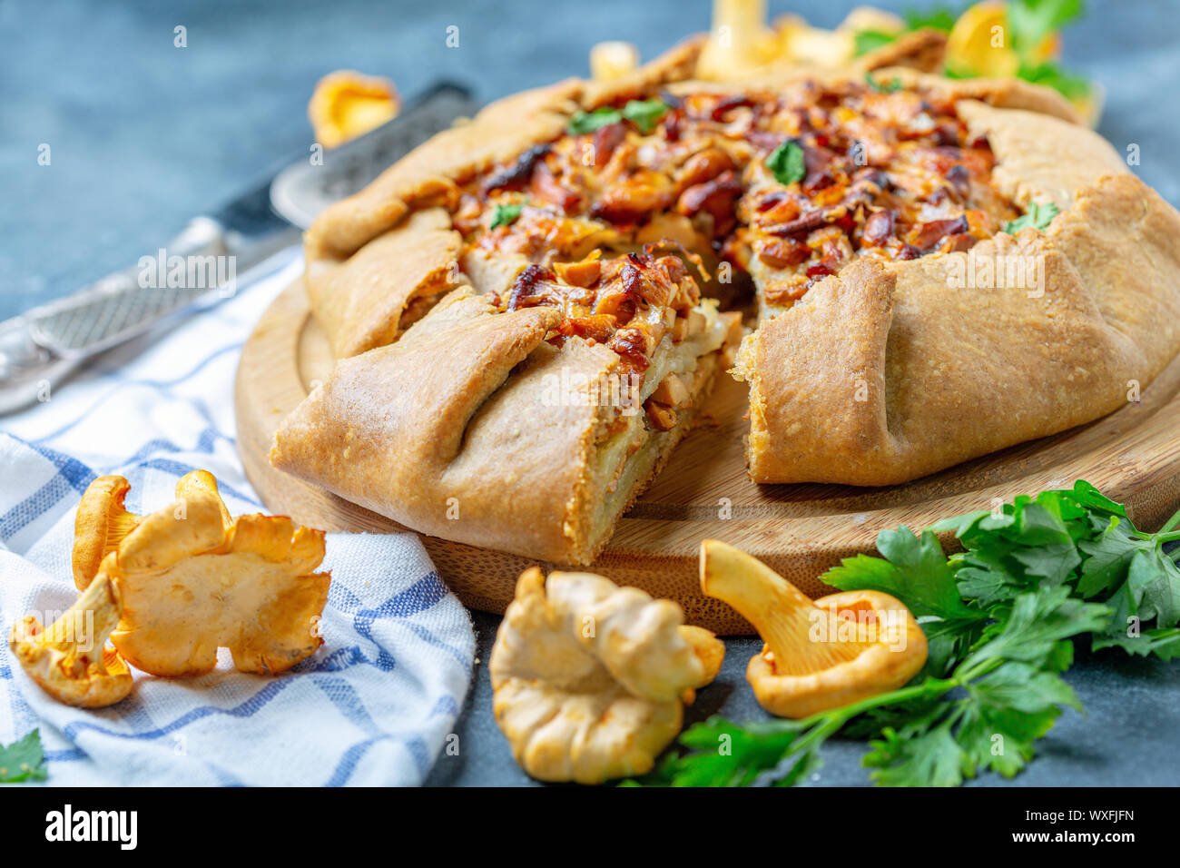 Tranches de gâteau (Galette) avec chanterelles sauvages. Banque D'Images