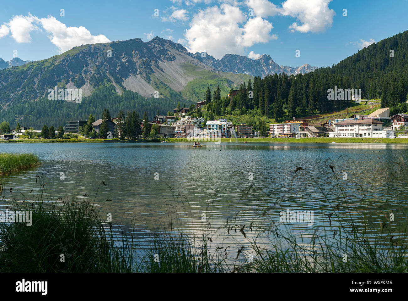 Vue paysage du lac et de la ville de Arosa dans les Alpes Suisses Banque D'Images