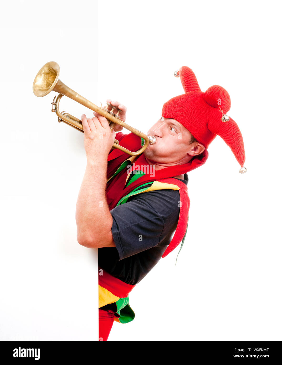 Jester - cette figure en costume typique trompette de soufflage Banque D'Images