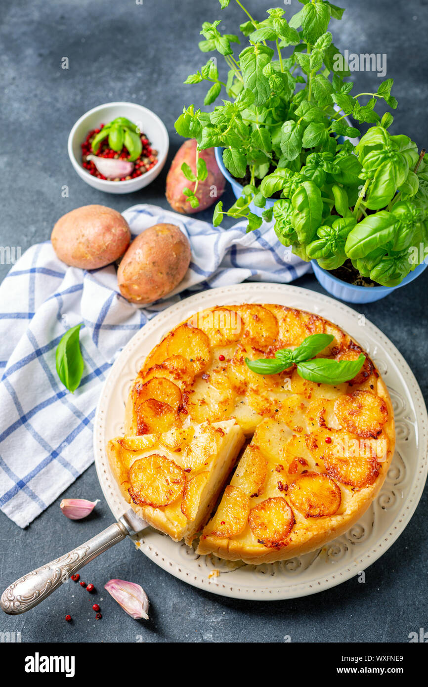 Tranches de pommes de terre traditionnelle tarte. Banque D'Images