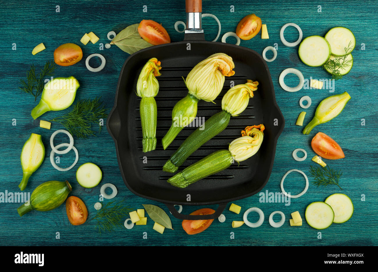 Des légumes sur l'arrière-plan. Les LÉGUMES FRAIS ET LES ÉPICES À PROXIMITÉ D'UN ENSEMBLE DE PÊCHE SUR UNE SURFACE EN BOIS. COPY SPACE Banque D'Images