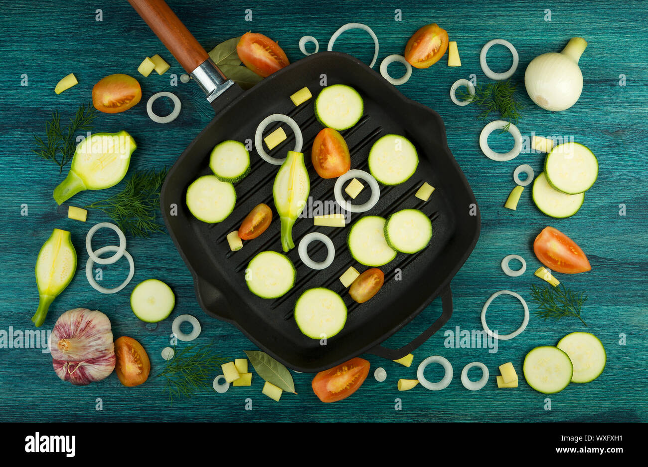 Des légumes sur l'arrière-plan. Les LÉGUMES FRAIS ET LES ÉPICES À PROXIMITÉ D'UN ENSEMBLE DE PÊCHE SUR UNE SURFACE EN BOIS. COPY SPACE Banque D'Images