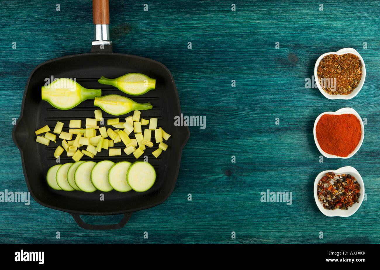 Des légumes sur l'arrière-plan. Les LÉGUMES FRAIS ET LES ÉPICES À PROXIMITÉ D'UN ENSEMBLE DE PÊCHE SUR UNE SURFACE EN BOIS. COPY SPACE Banque D'Images