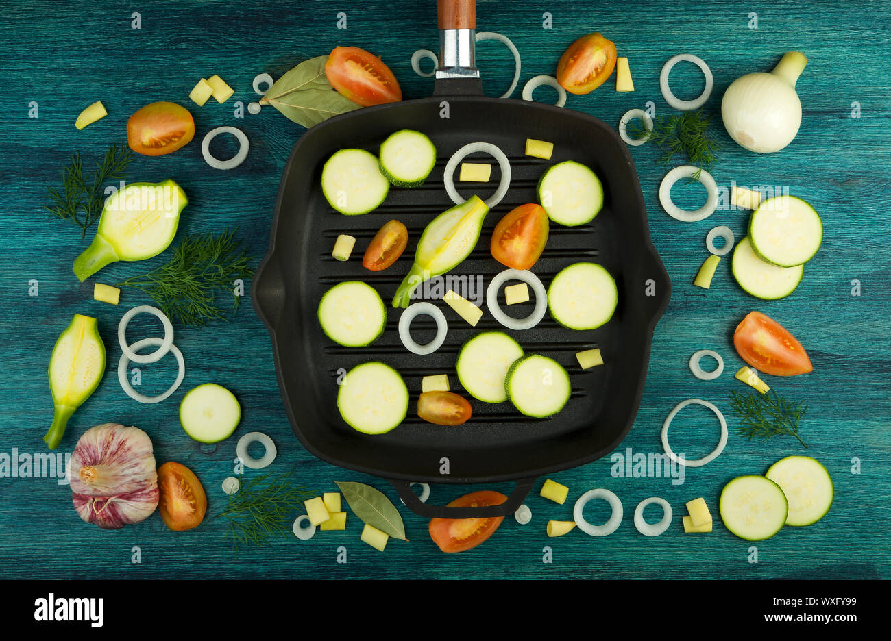 Des légumes sur l'arrière-plan. Les LÉGUMES FRAIS ET LES ÉPICES À PROXIMITÉ D'UN ENSEMBLE DE PÊCHE SUR UNE SURFACE EN BOIS. COPY SPACE Banque D'Images