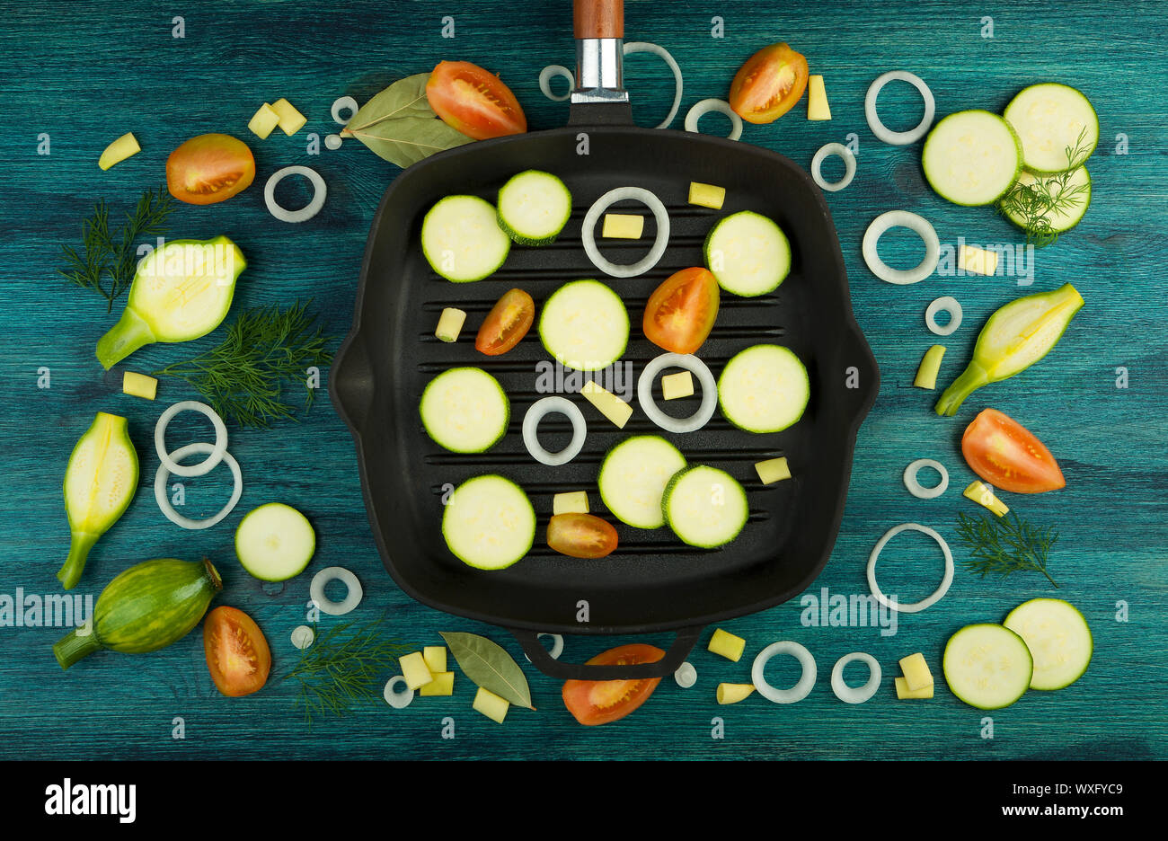 Des légumes sur l'arrière-plan. Les LÉGUMES FRAIS ET LES ÉPICES À PROXIMITÉ D'UN ENSEMBLE DE PÊCHE SUR UNE SURFACE EN BOIS. COPY SPACE Banque D'Images