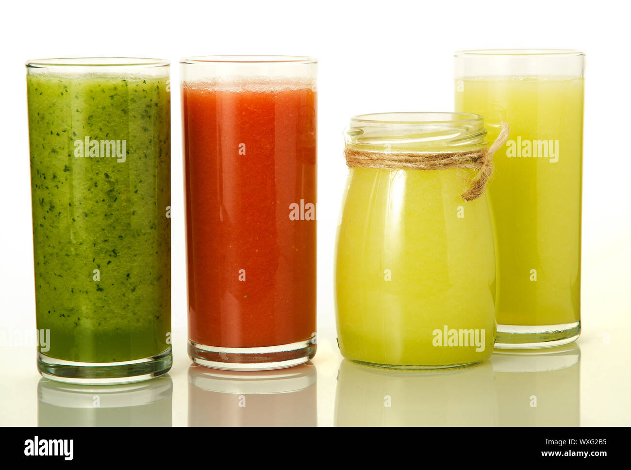 Cocktail frais sur l'isolat. Trois verres et un peut de cocktails de légumes. Des boissons saines. Banque D'Images
