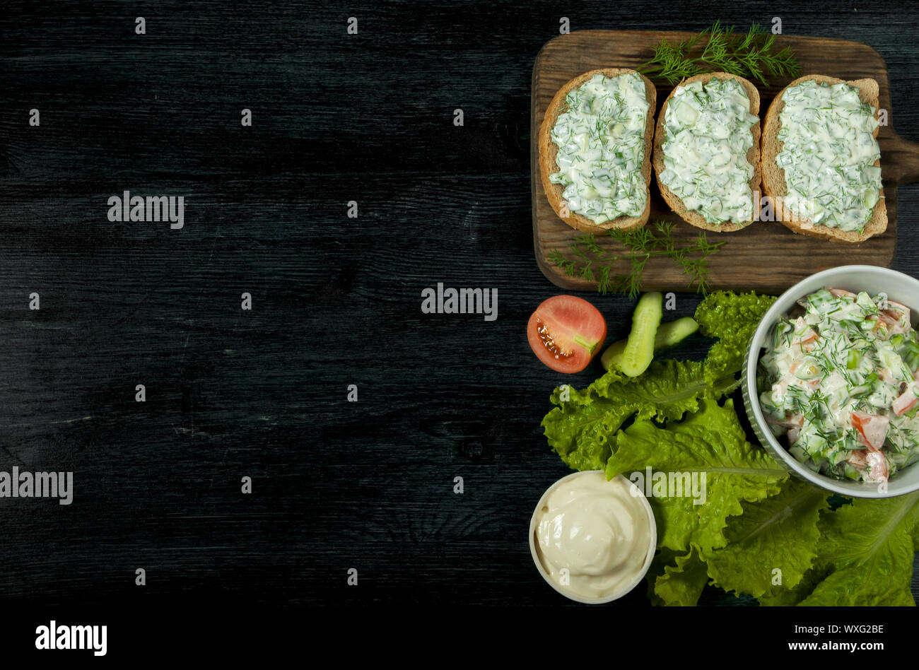 Des sandwichs avec des légumes. Des sandwichs frais avec des légumes sur une carte sur un fond texturé. Vue de dessus. Spa de copie Banque D'Images