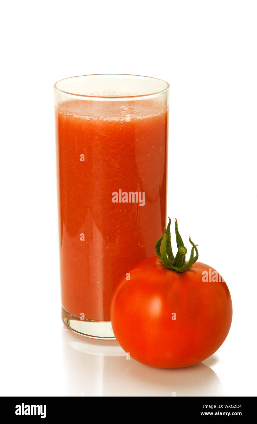 Le jus d'isoler. Un verre de jus de tomate et la tomate fraîche. Banque D'Images